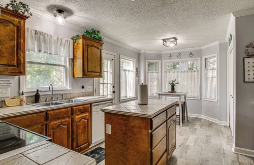Lexington Casa | 3 Mi to Marina: Quiet Getaway w/ Deck in Lexington