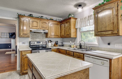 Lexington Casa | 3 Mi to Marina: Quiet Getaway w/ Deck in Lexington