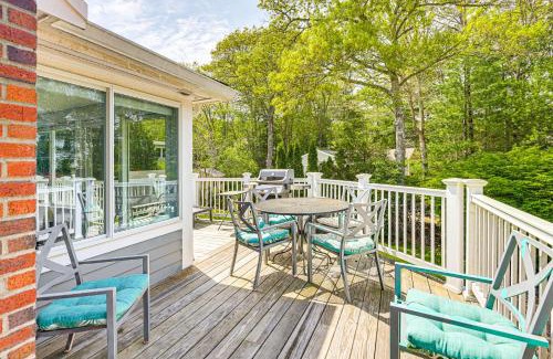 Mashpee Neck Casa | 3 Mi to Mashpee Commons Family Home with Fireplace