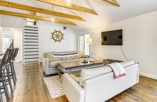 Mashpee Neck Casa | 3 Mi to Mashpee Commons Family Home with Fireplace