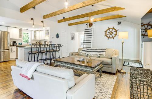 Mashpee Neck Casa | 3 Mi to Mashpee Commons Family Home with Fireplace