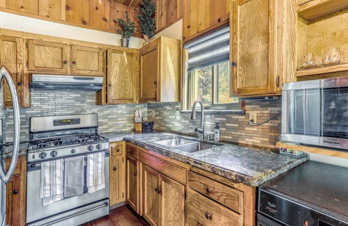 Sierra Cedars Cabina | 3 Mi to Shaver Lake: Cozy 'Bears Hideaway' Cabin!