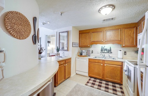 Sugar Mountain Condominio | 3 Mi to Sugar Mtn Slopes! Condo w/ Hot Tub & Pool