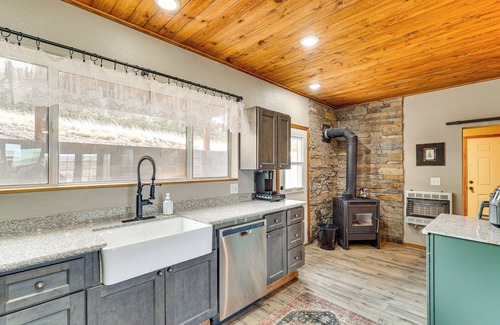 Springerville Cabina | 3 Mi to Trails: Secluded Eagar Cabin w/ Mtn Views!
