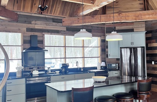 Jefferson Township Chalet De Esquí | 3 Miles to Hidden Valley! Secluded 3BR + loft w/ WiFi, Hot Tub & Swimming Pool.