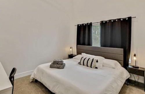 People's Freeway Casa | 3 Min to DT - 2 Car Garage - Lux Townhome - King Bed