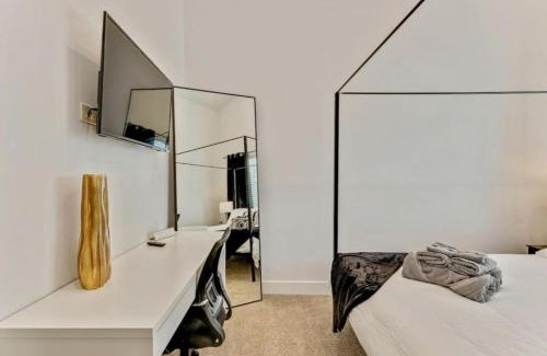 People's Freeway Casa | 3 Min to DT - 2 Car Garage - Lux Townhome - King Bed