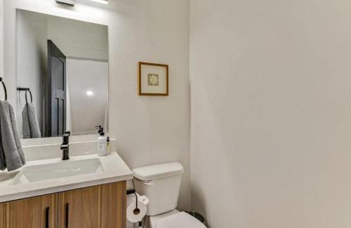 People's Freeway Casa | 3 Min to DT - 2 Car Garage - Lux Townhome - King Bed