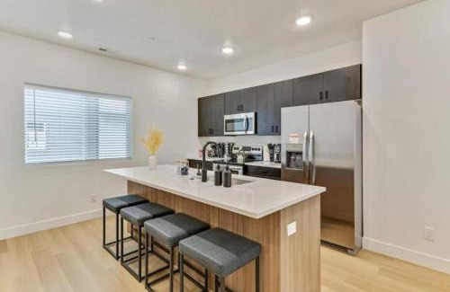 People's Freeway Casa | 3 Min to DT - 2 Car Garage - Lux Townhome - King Bed