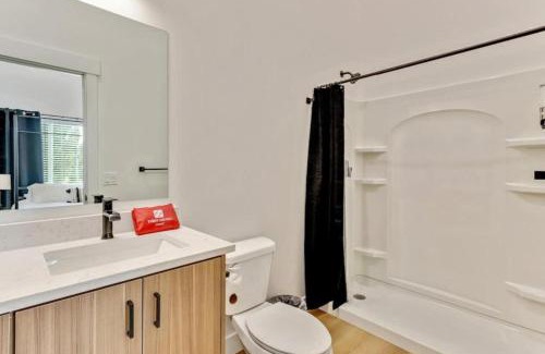 People's Freeway Casa | 3 Min to DT - 2 Car Garage - Lux Townhome - King Bed