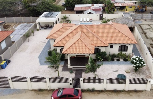 Boroncana Casa | 3 Minute Drive to Palm Beach!!!