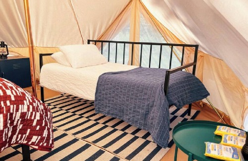 Canoncito Alquiler De RV | 3 Person Glamping Tent @ Field Trip NM