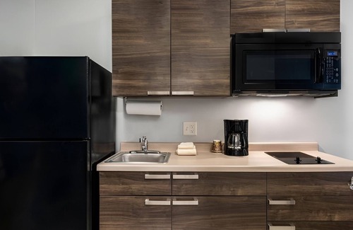 Ashwaubenon Hotel | 3 Rooms w/ Kitchen Near Green Bay’s Top Attractions! Minutes from Resch Center!