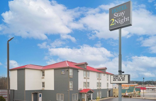 Graysville Casa | 3 Separate Hotel Bedrooms with 2 Queen Beds in each room with attached bathroom