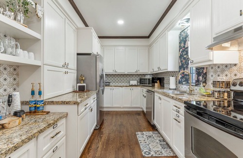 Maple Ridge Otro | 3 Story Castle Gathering Place Tulsa with Hot Tub/Mini Golf