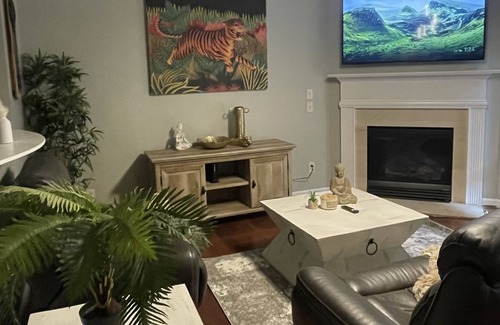 Tucker Casa | 3 Story Safari Paradise Close to the city!!