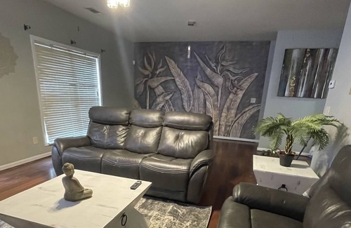 Tucker Casa | 3 Story Safari Paradise Close to the city!!