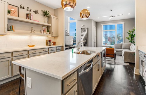 Historic Waverly Casa | 3-Story townhome near downtown w/rooftop deck, balcony, city views, washer/dryer