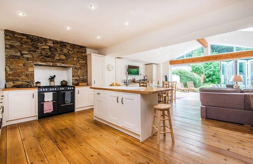 Saundersfoot Cabaña | 3 The Glen, holiday property Saundersfoot, Sleeps 8, 4 bedrooms, bathrooms