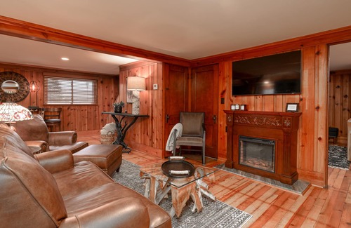 North Royalton Cabina | 30-Acre Horse Ranch Upscale Cabin W/Pool, Otdr. Fireplace, Trails, River & Pond
