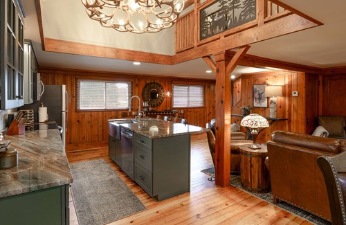 North Royalton Cabina | 30-Acre Horse Ranch Upscale Cabin W/Pool, Otdr. Fireplace, Trails, River & Pond