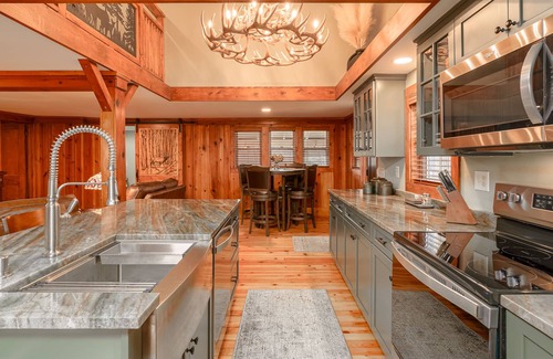 North Royalton Cabina | 30-Acre Horse Ranch Upscale Cabin W/Pool, Otdr. Fireplace, Trails, River & Pond
