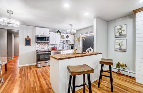 Roselawn Finance Apartamento | 30 Day + Stay Blossom Suite w/ Fireplace & Wet Bar in Pleasant Ridge
