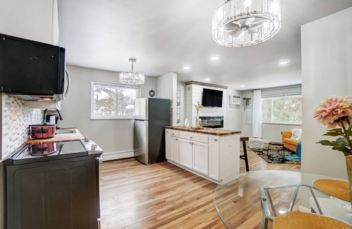 Roselawn Finance Apartamento | 30 Day + Stay Blossom Suite w/ Fireplace & Wet Bar in Pleasant Ridge