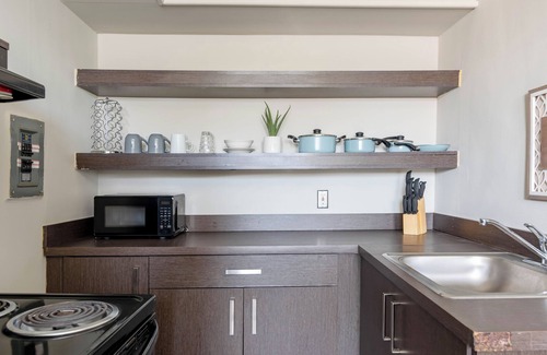 Dearborn Apartamento | 30+Day/Work-Friendly Space for Nurses & Travelers