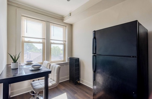 Dearborn Apartamento | 30+Day/Work-Friendly Space for Nurses & Travelers