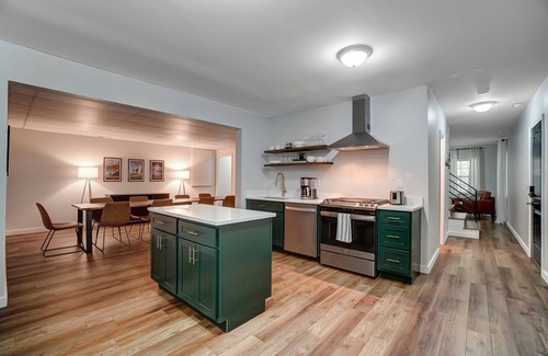 McArthur Otro | 30 Private Acres + Hot Tub + King Bed