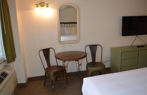 Columbia Falls Hotel | 30- TWO QUEEN BEDS in enjoyable Columbia Falls with WiFi, AC, 20m mi to GNP!!