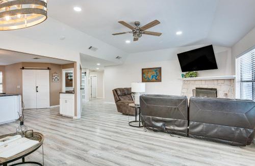 Kingston Casa | 300 Feet to Lake Texoma Modern Home with Deck!