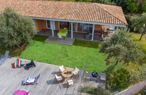 Portigliolo Casa | A 300 m de la playa, magnífica villa con piscina y vistas al mar.