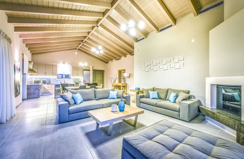 Limni Keri Villa | 300m to the Beach / Private Heated Pool / Outdoor Bar / Near to Top Attractions