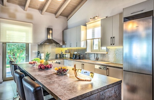 Limni Keri Villa | 300m to the Beach / Private Heated Pool / Outdoor Bar / Near to Top Attractions