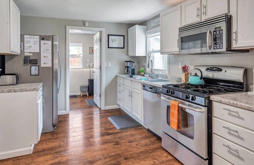 Springfield Casa | 3031 W Olive St · Cheerful 2-Bedroom w/ convenient Expressway access