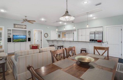 White's Gulfview Casa | 30A Beach Bungalow in Inlet: Steps from Sea, Pool with Golf Cart & Cruiser Bikes