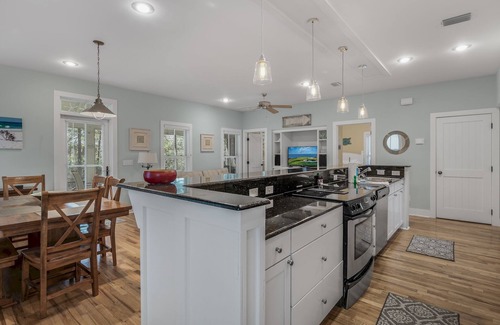 White's Gulfview Casa | 30A Beach Bungalow in Inlet: Steps from Sea, Pool with Golf Cart & Cruiser Bikes