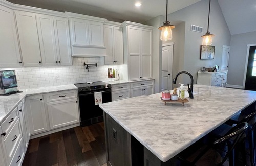 Keene Casa | 30mins to Railbird, Kentucky Proud Park- Lexington, KY. Ranch home with hot tub!