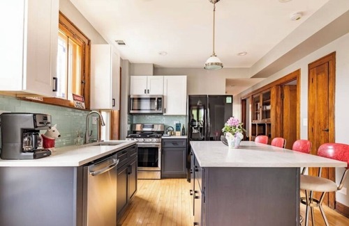 Little Village Apartamento | 31+Day Stay. 20 min Drive to Midway, South Loop, Beach, & Museums.