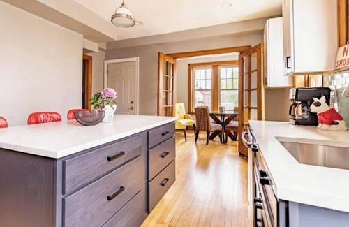 Little Village Apartamento | 31+Day Stay. 20 min Drive to Midway, South Loop, Beach, & Museums.