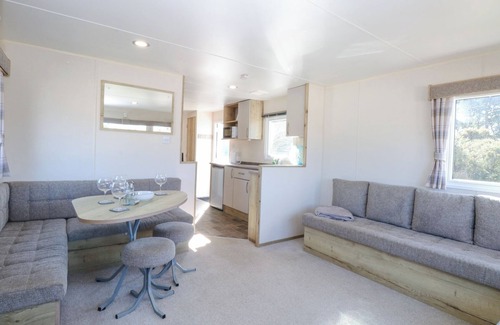Fritton Cabaña | 31A FOXBURROW HANG, pet friendly, with a garden in Belton, Norfolk