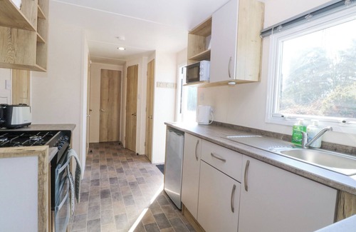 Fritton Cabaña | 31A FOXBURROW HANG, pet friendly, with a garden in Belton, Norfolk