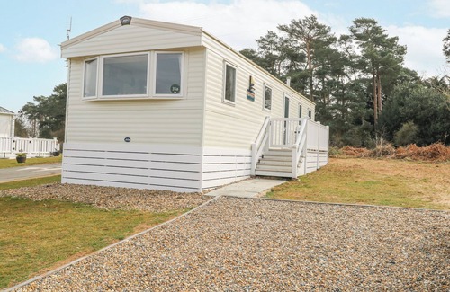 Fritton Cabaña | 31A FOXBURROW HANG, pet friendly, with a garden in Belton, Norfolk