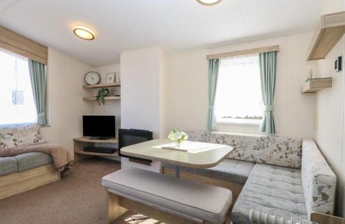Hopton Casa | 31B Foxburrow Hang