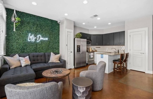 West End Condominio | 3203 Long BLVD