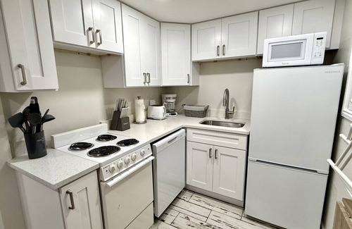 Tampa Casa | 3321 W Walnut Studio · Charming 1 BR W Pool - Walk to Raymond James!