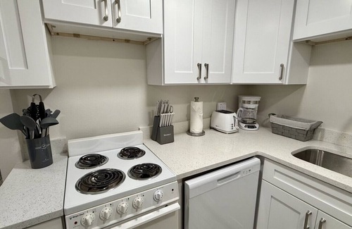 Tampa Casa | 3321 W Walnut Studio · Charming 1 BR W Pool - Walk to Raymond James!