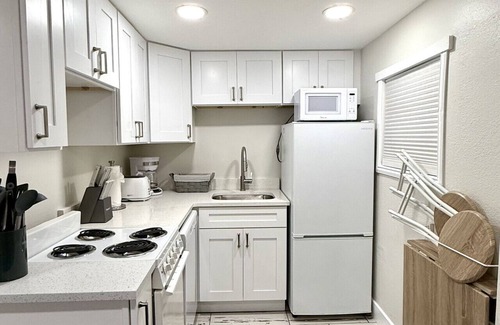 Tampa Casa | 3321 W Walnut Studio · Charming 1 BR W Pool - Walk to Raymond James!